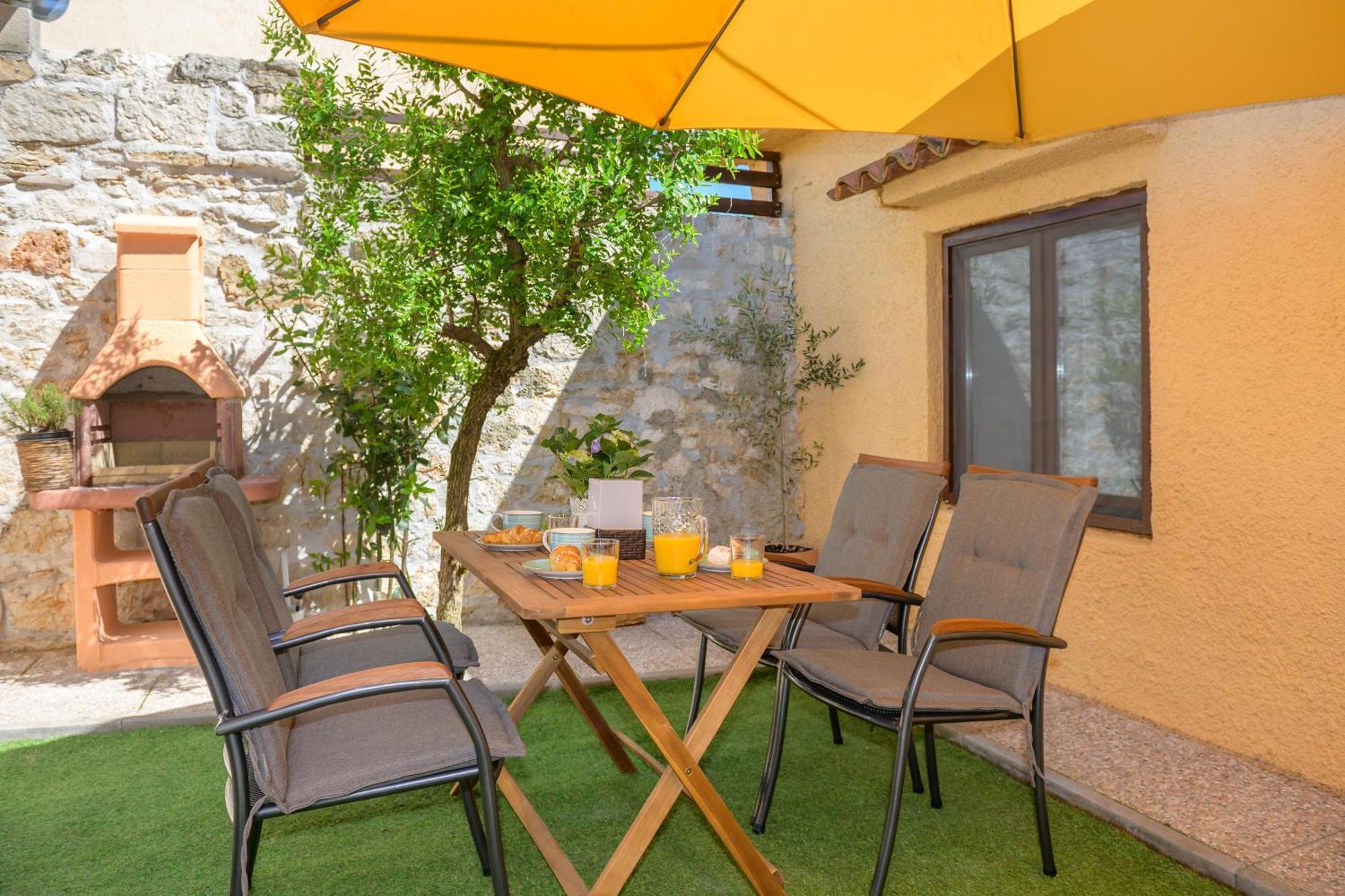 Dana Kastelir-labinci Apartment